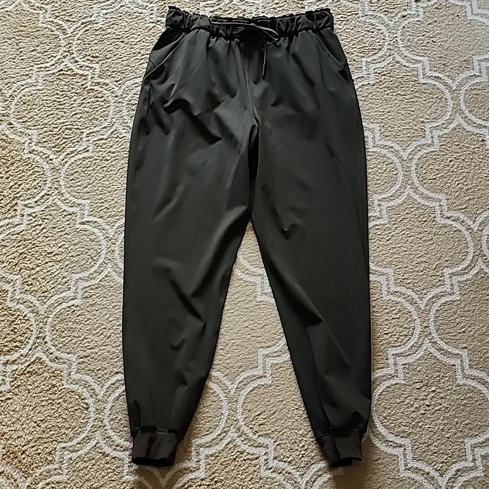 Lululemon Stetch High-Rise Jogger in Dark Olive EUC - Picture 3 of 8